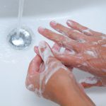 Ahorra agua con los dispensadores de jabón en carga y en espuma