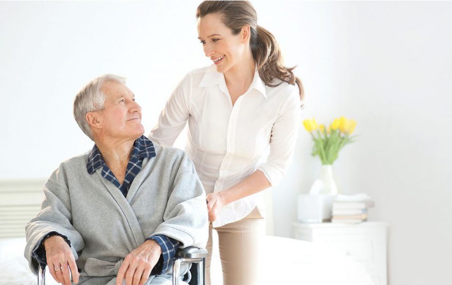El apoyo familiar y la atención personalizada en adultos mayores
